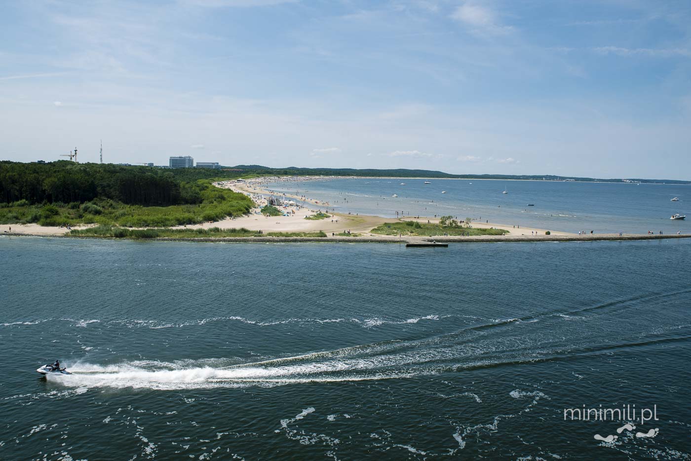 Plaża i linia brzegowa z widokiem na zatokę, łodzie i skuter wodny