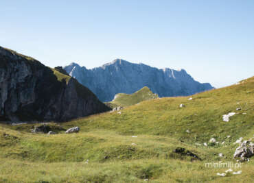 Panorama zielonych dolin i gór w Alpach Julijskich widziana ze szlaku na Mangart.
