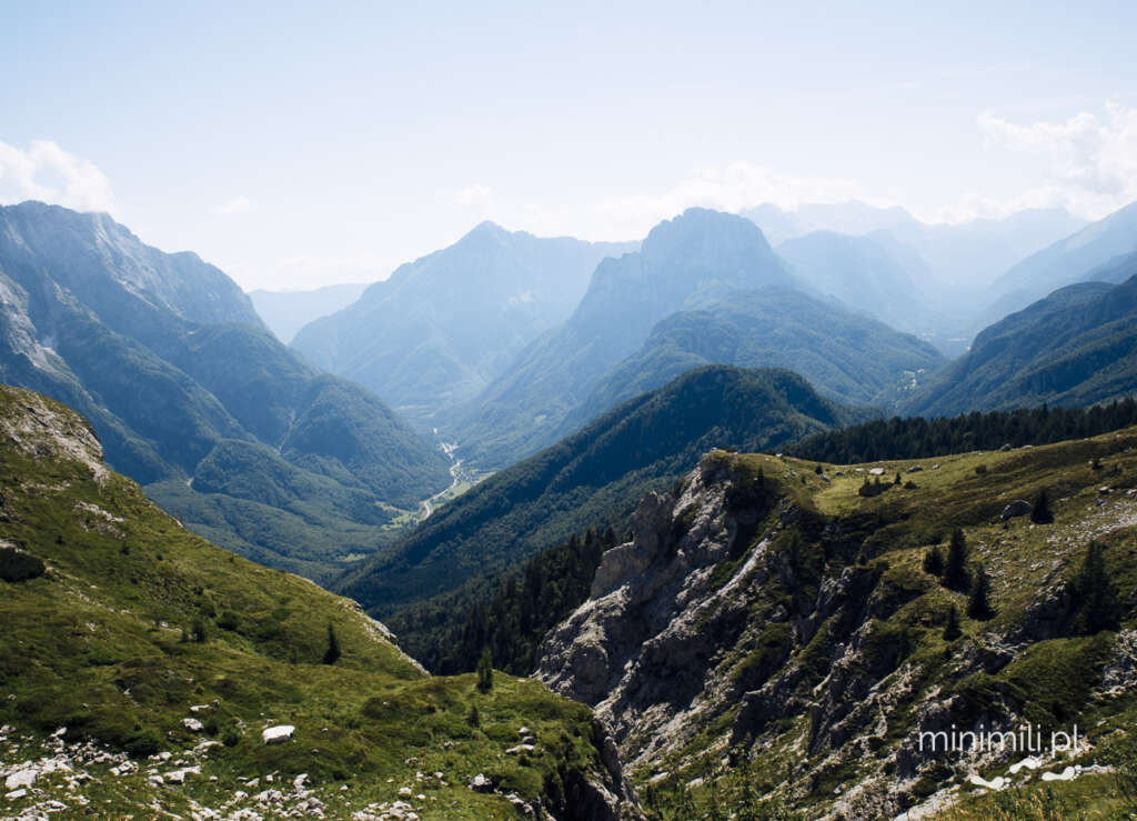 Trekking na Mangart – widok z trasy na doliny na granicy Słowenii i Włoch.