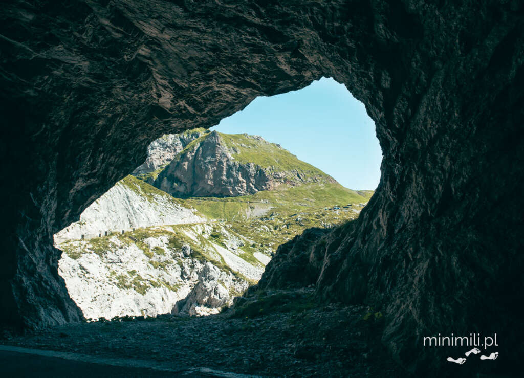 Tunel wykuty w skale przy drodze prowadzącej na Mangart w Alpach Julijskich.