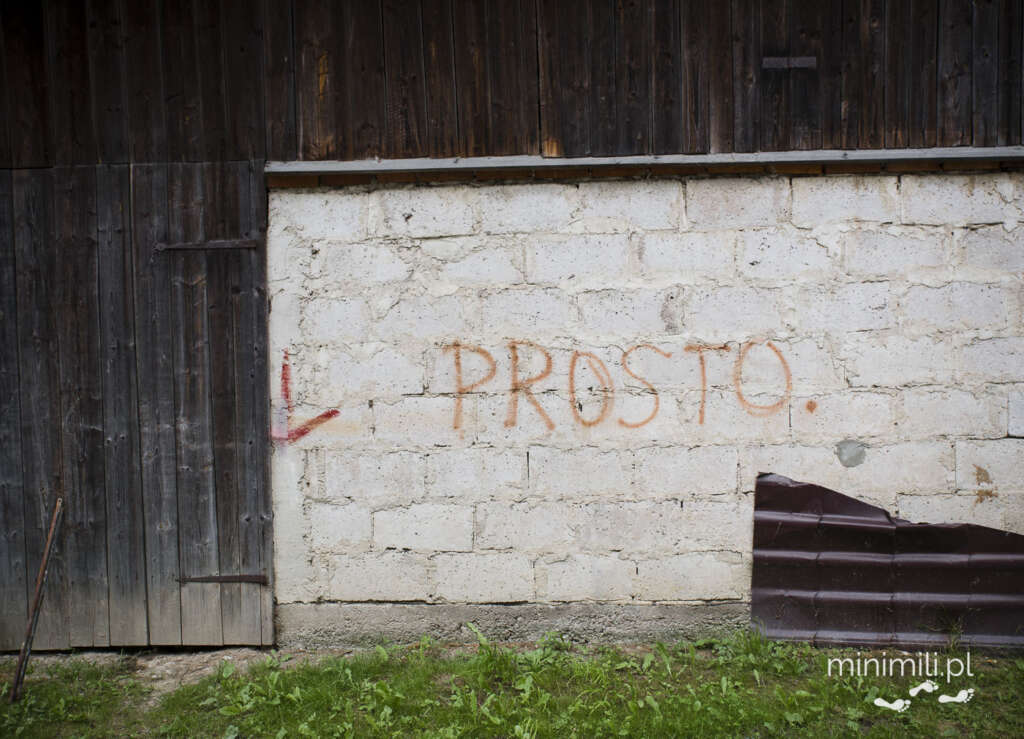 Napis „Prosto” na ścianie starej stodoły w Gorcach