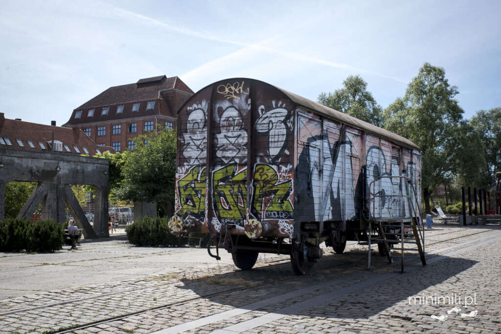 Wagon towarowy pokryty graffiti na nabrzeżu w Kopenhadze