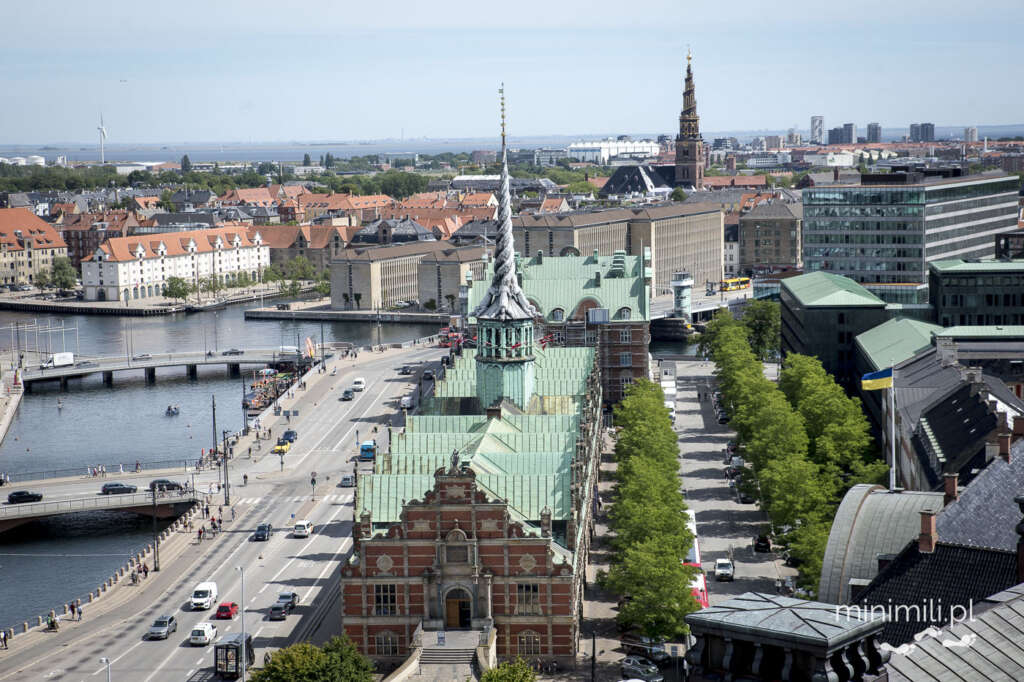 Kanały i dachy Kopenhagi z widocznymi wieżami i mostem. Widok z wieży Christianborg