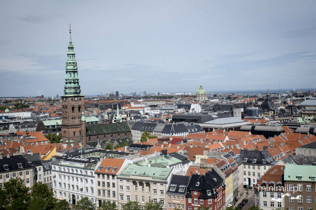 Panorama Kopenhagi z czerwonymi dachami i wieżą giełdy, widok z wieży Christianborg