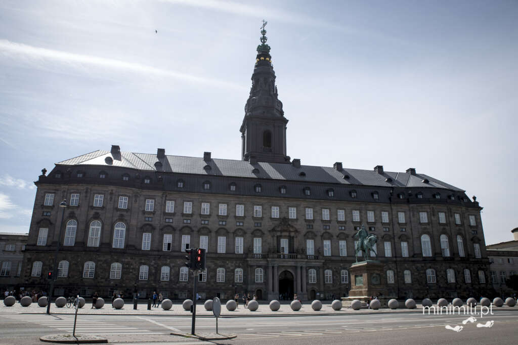 Monumentalny gmach Pałacu Królewskiego Christianborg w centrum Kopenhagi przy pustym placu