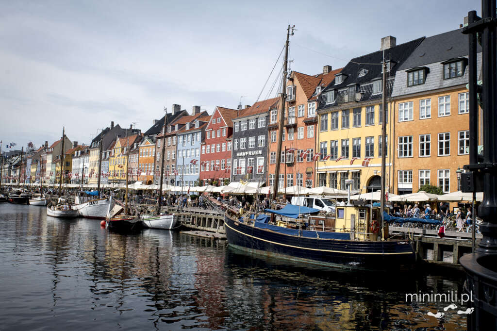 Widok na Nyhavn w Kopenhadze z historycznymi budynkami i statkami wzdłuż kanału