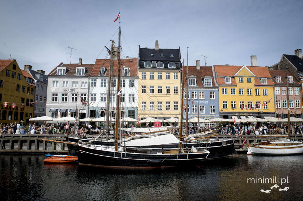 Łodzie zacumowane przy kolorowych kamienicach  Nyhavn w Kopenhadze