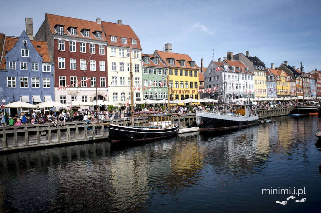 Kolorowe kamienice i łodzie przy nabrzeżu Nyhavn w Kopenhadze