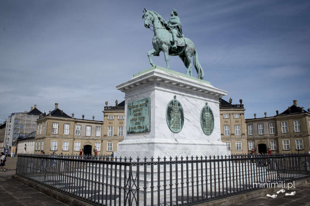 Pomnik konny na placu przy Amalienborg w Kopenhadze