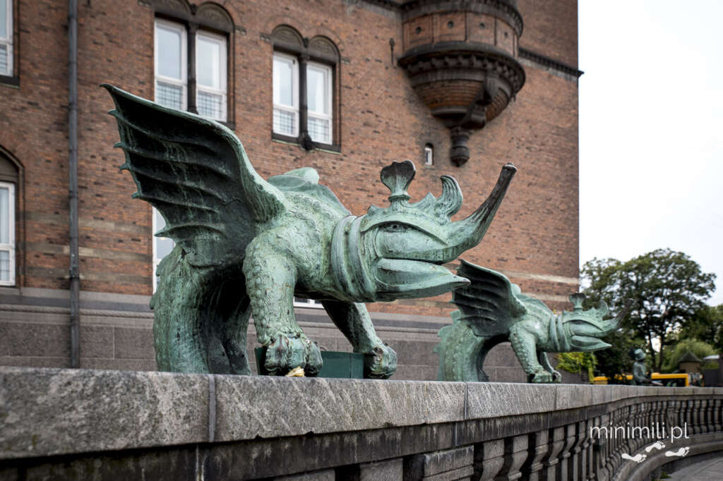 Rzeźby przy fasadzie kopenhaskiego ratusza