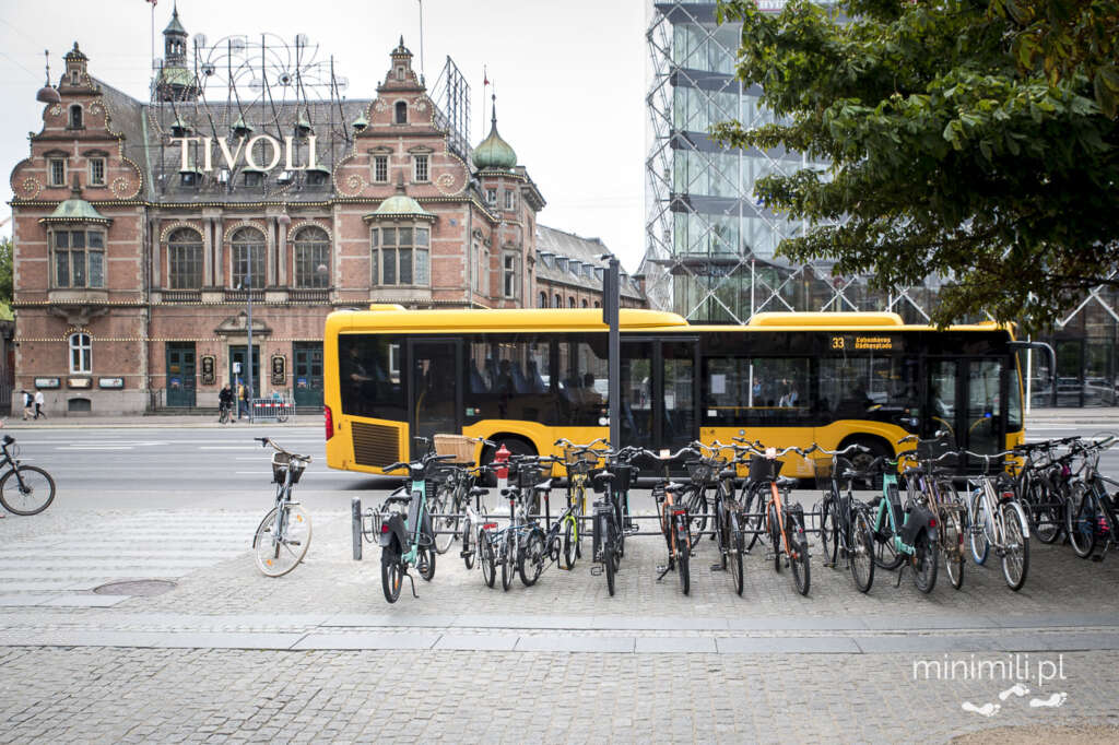 Fasada Tivoli w Kopenhadze z autobusem i stojakiem rowerowym