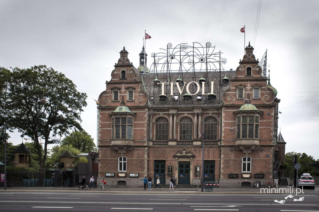 Wejście do ogrodów Tivoli w Kopenhadze z charakterystycznym napisem