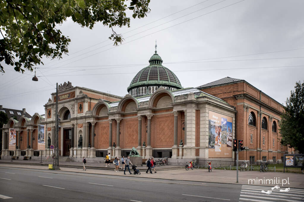 Budynek Ny Carlsberg Glyptotek w Kopenhadze z kopułą i arkadami