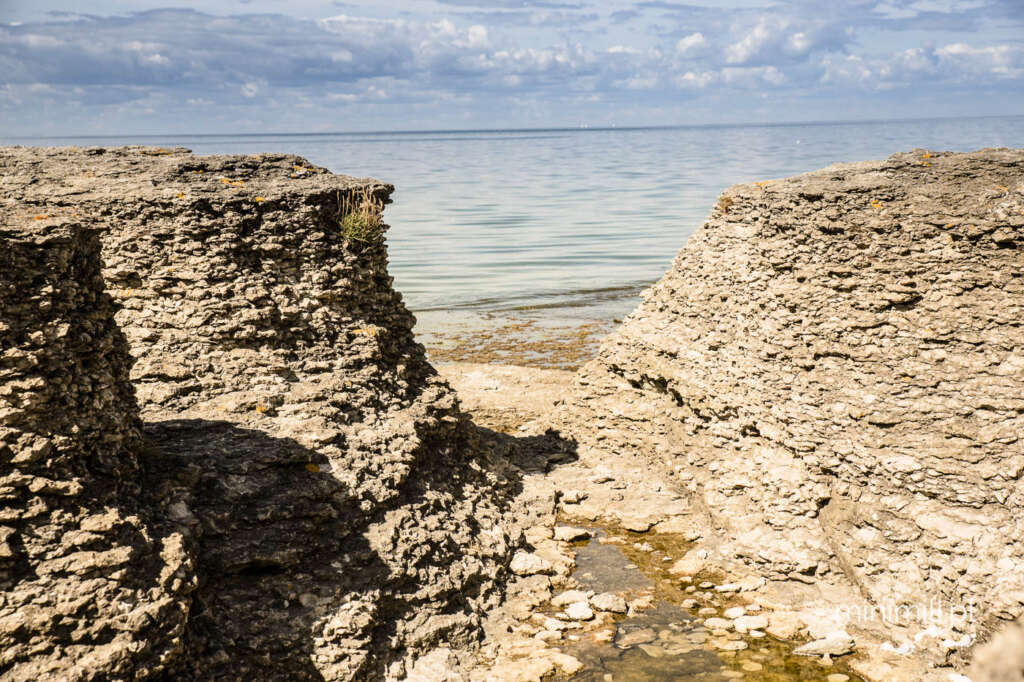 Formacje skalne nad Bałtykiem na wyspie Olandia w Szwecji