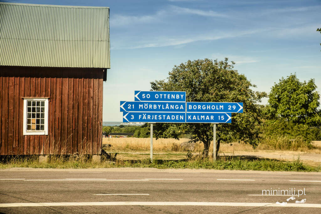 Znaki kierunkowe przy drodze na Olandii w Szwecji