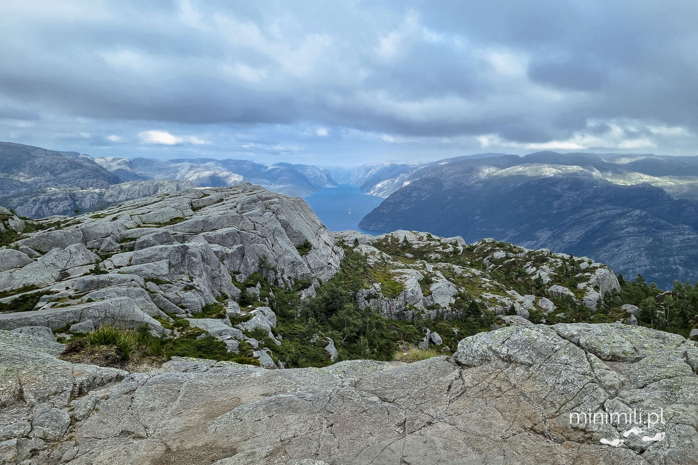 Skały i fiord na szlaku prowadzącym do Preikestolen w Norwegii