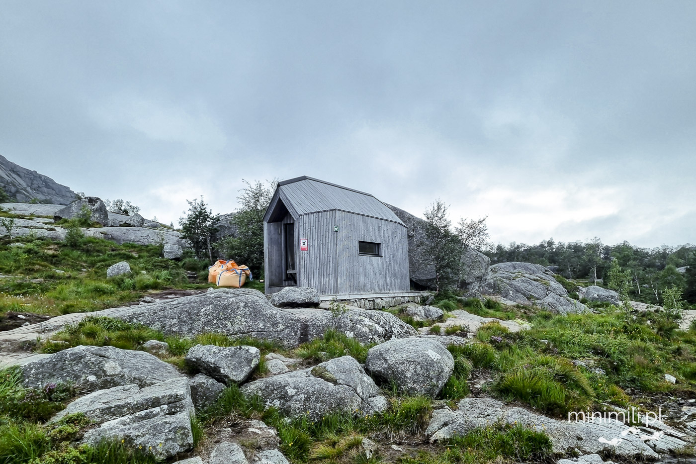 Schron awaryjny na trasie do Preikestolen w górach Norwegii