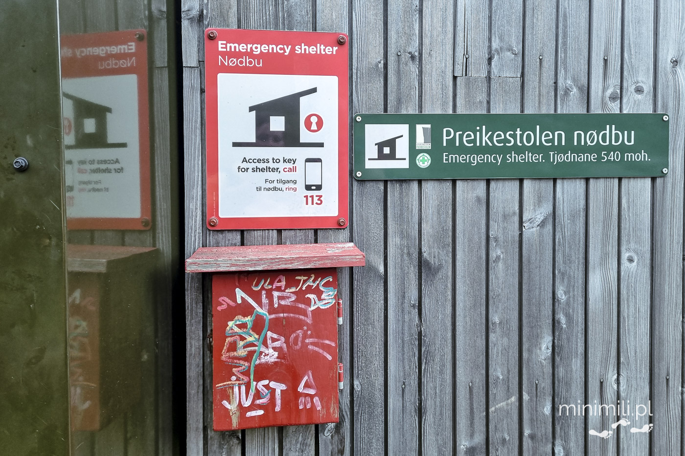 Tablica informacyjna schronu awaryjnego przy szlaku Preikestolen
