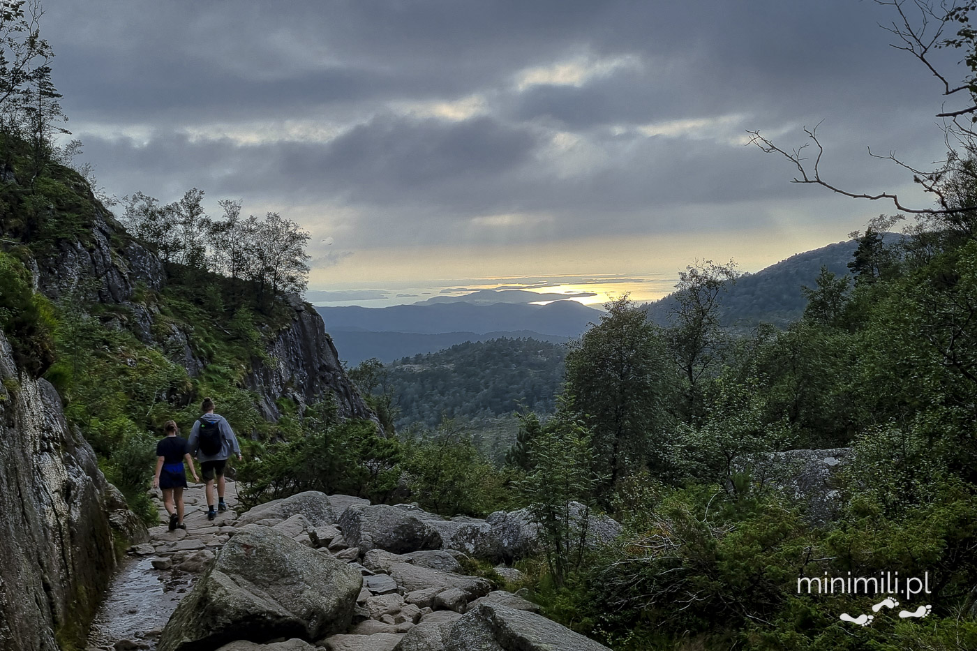 Turyści wracający ze szlaku Preikestolen o zachodzie słońca