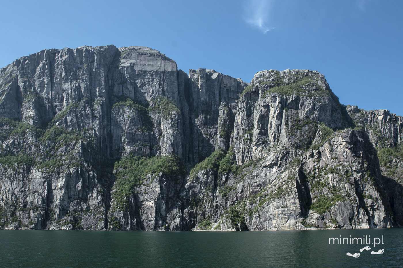 Strome skalne ściany Preikestolen nad Lysefjord widziane z promu