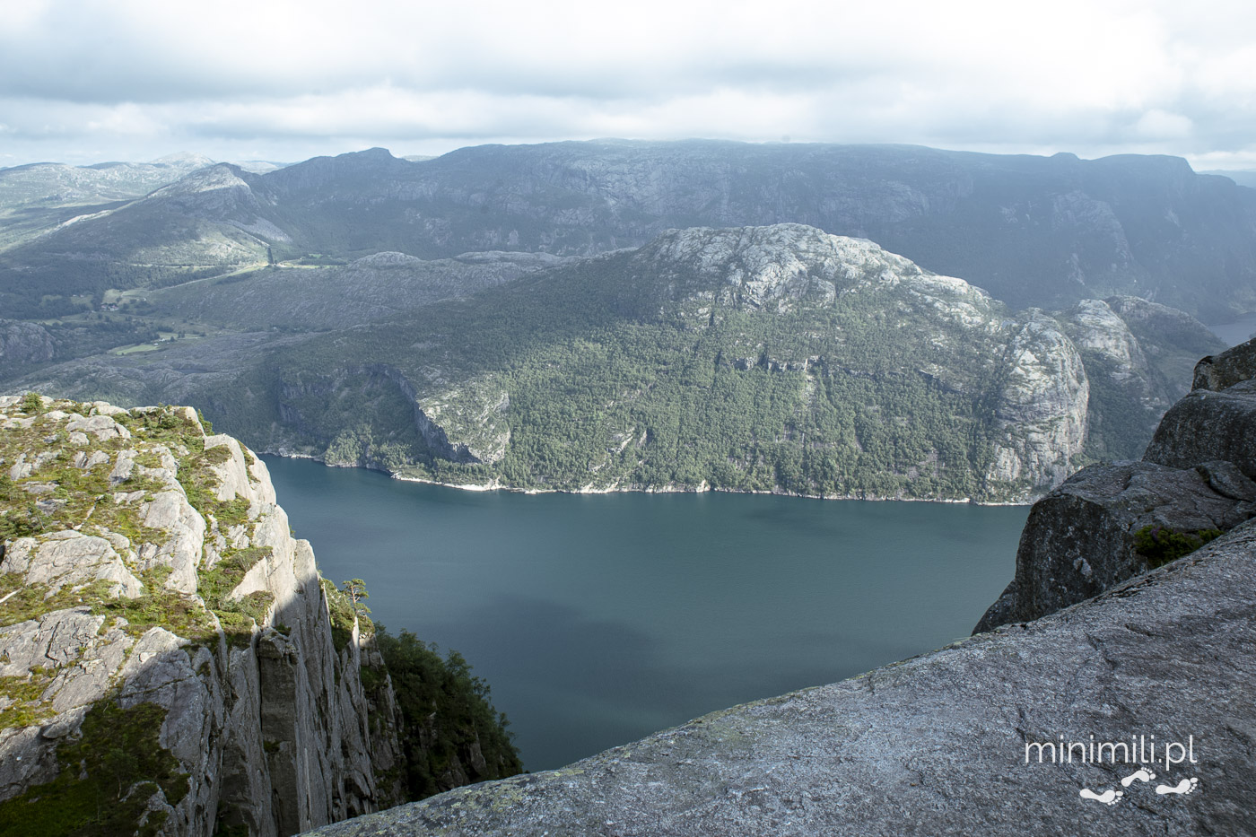 Widok z góry na Lysefjord i strome ściany klifu Preikestolen