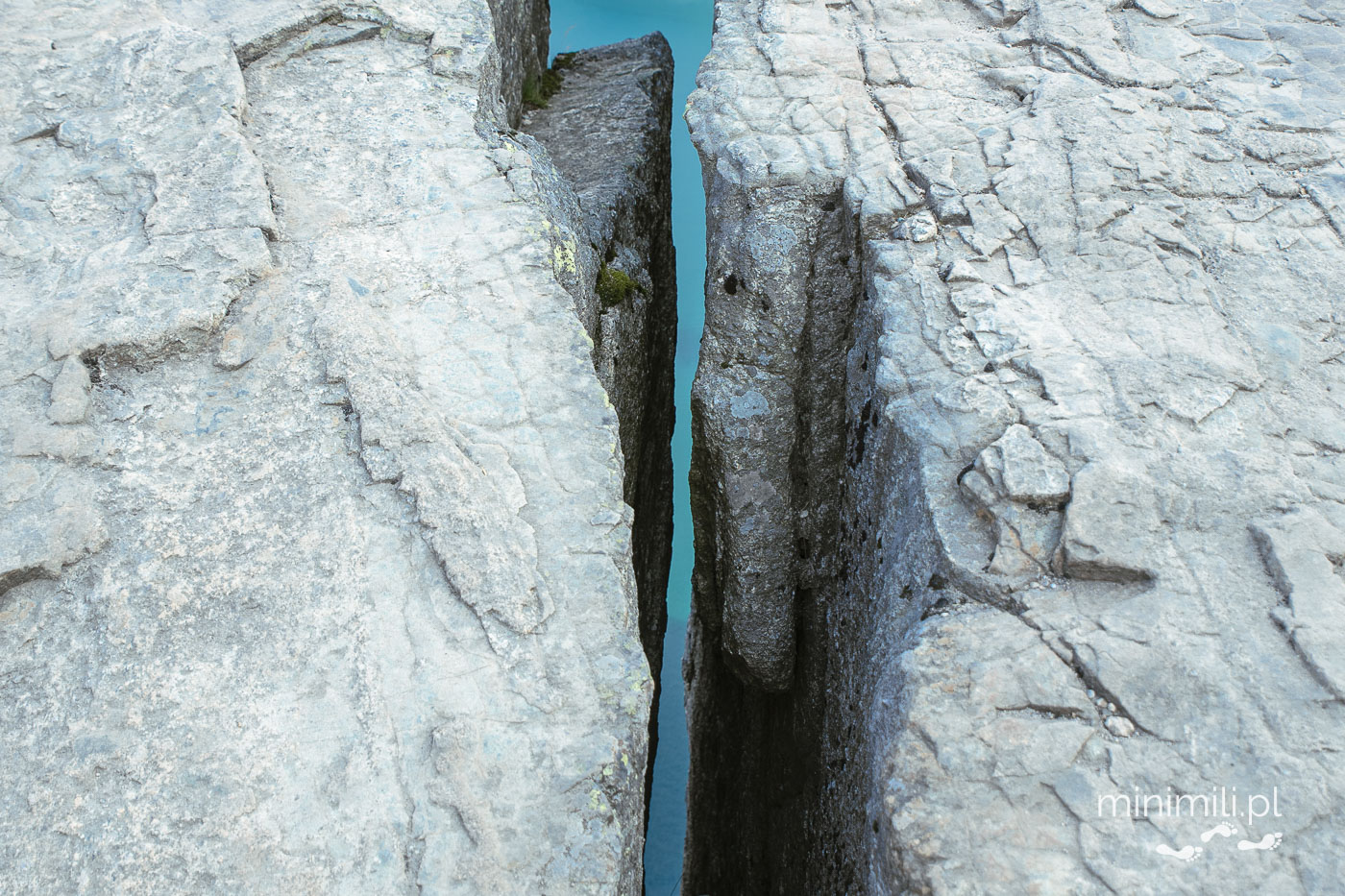 Szczelina w litej skale na szczycie Preikestolen w Norwegii