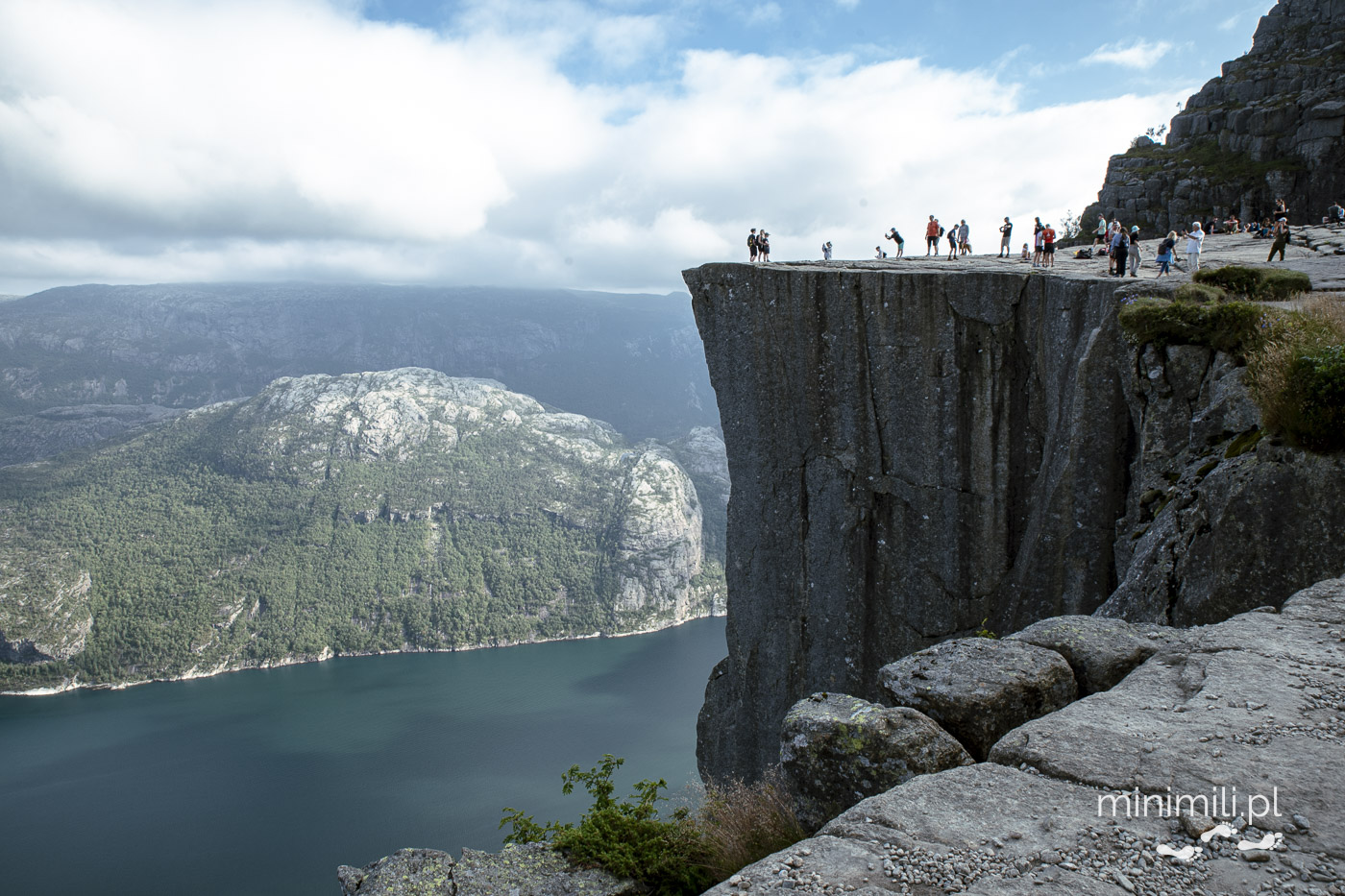 Widok na klif Preikestolen znad wody fiordu Lysefjord w Norwegii