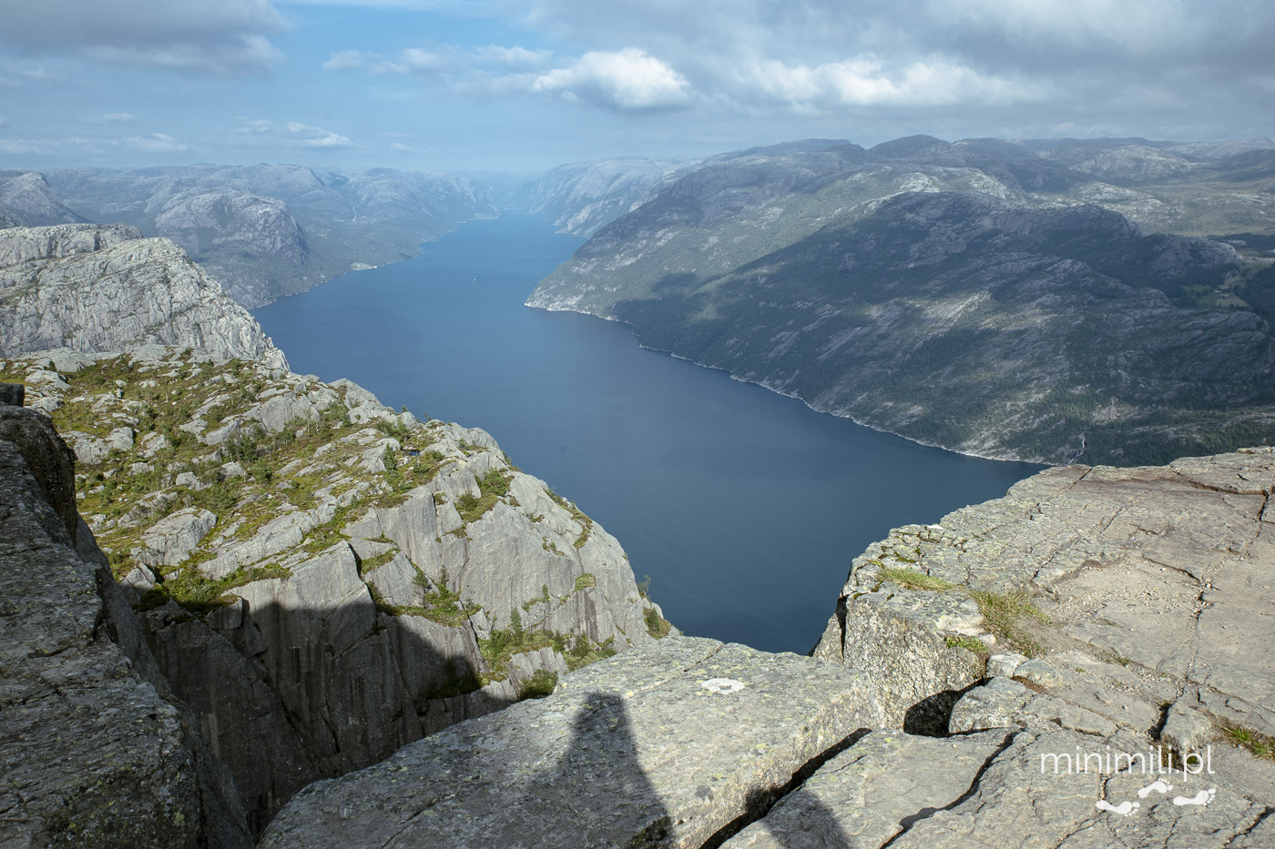 Widok na Lysefjord z krawędzi klifu Preikestolen w Norwegii