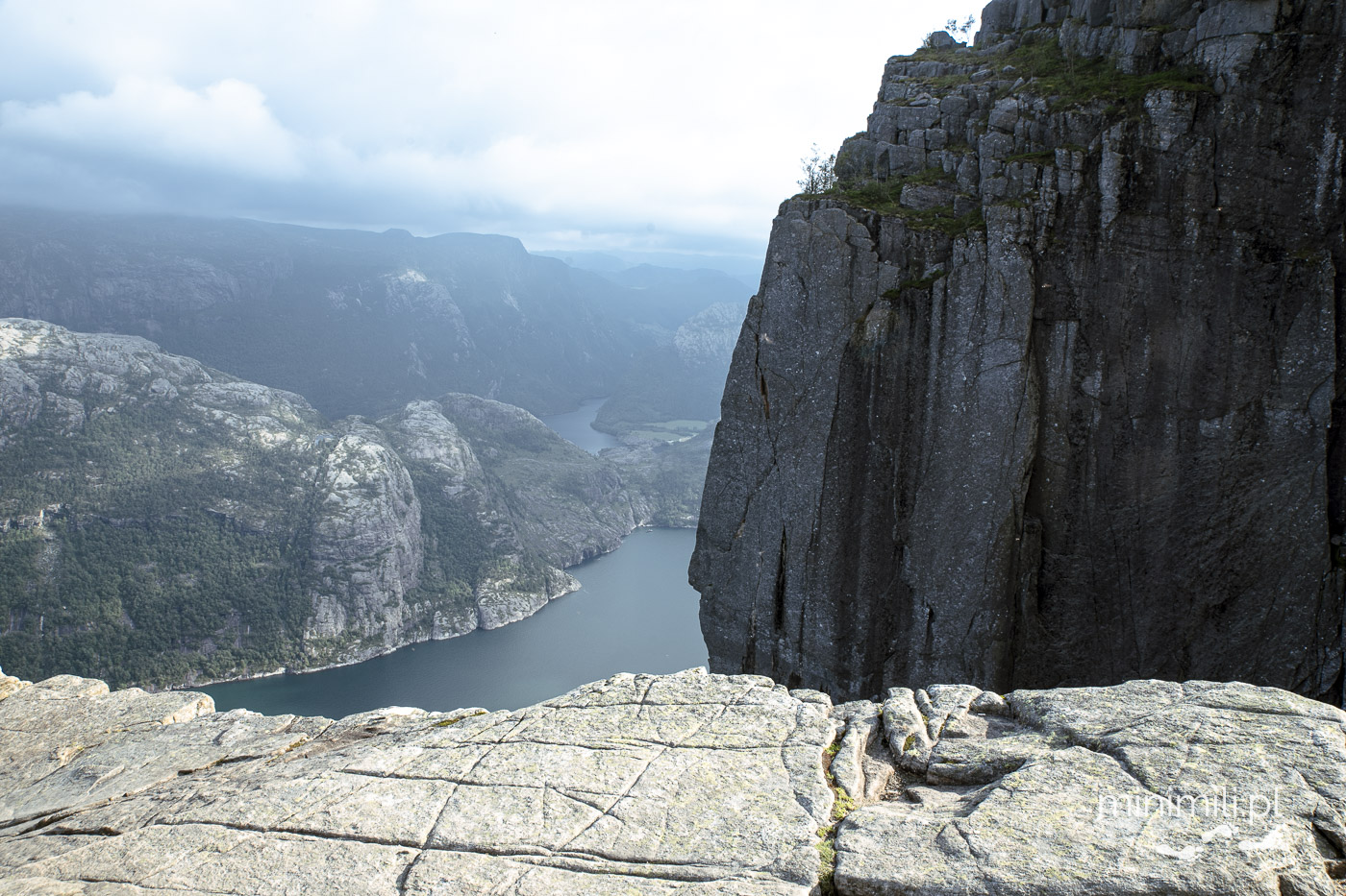 Strome ściany klifu Preikestolen nad fiordem w Norwegii
