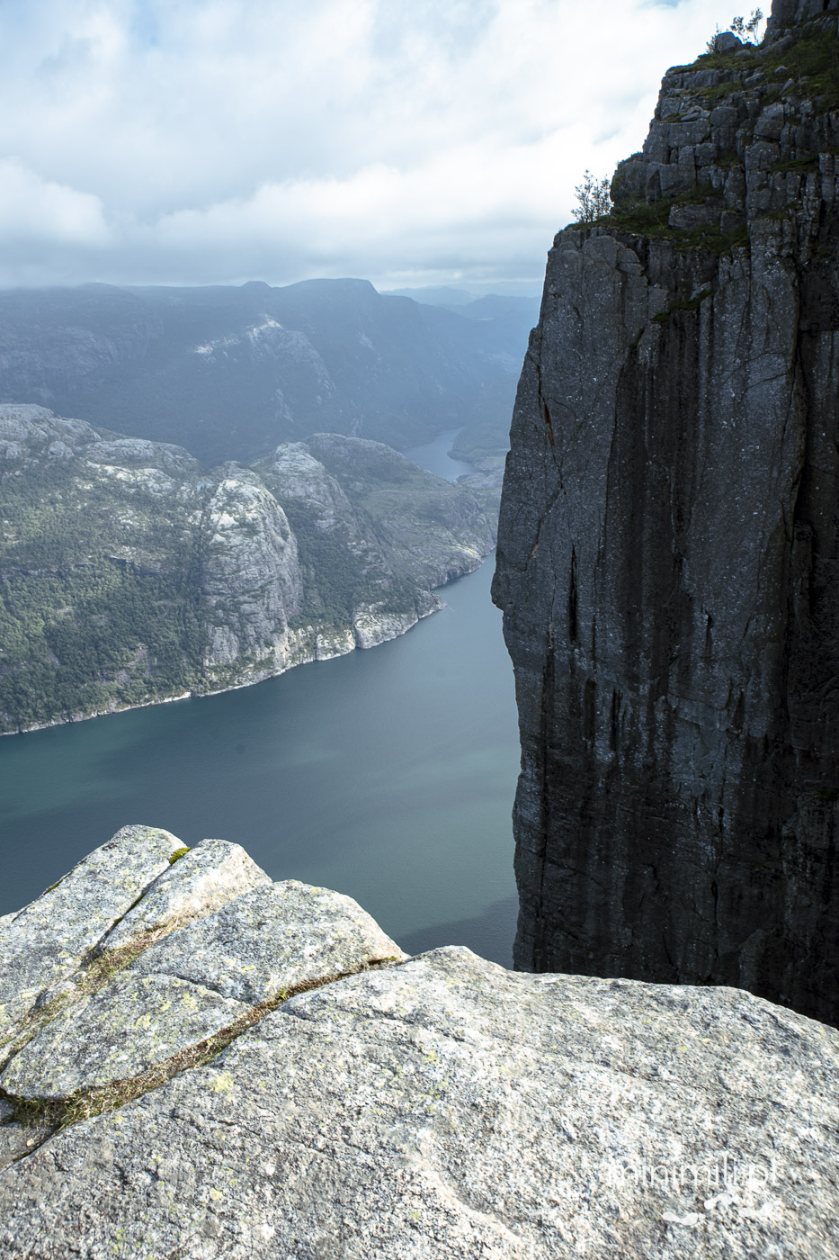 Widok z krawędzi Preikestolen w dół na Lysefjord w Norwegii