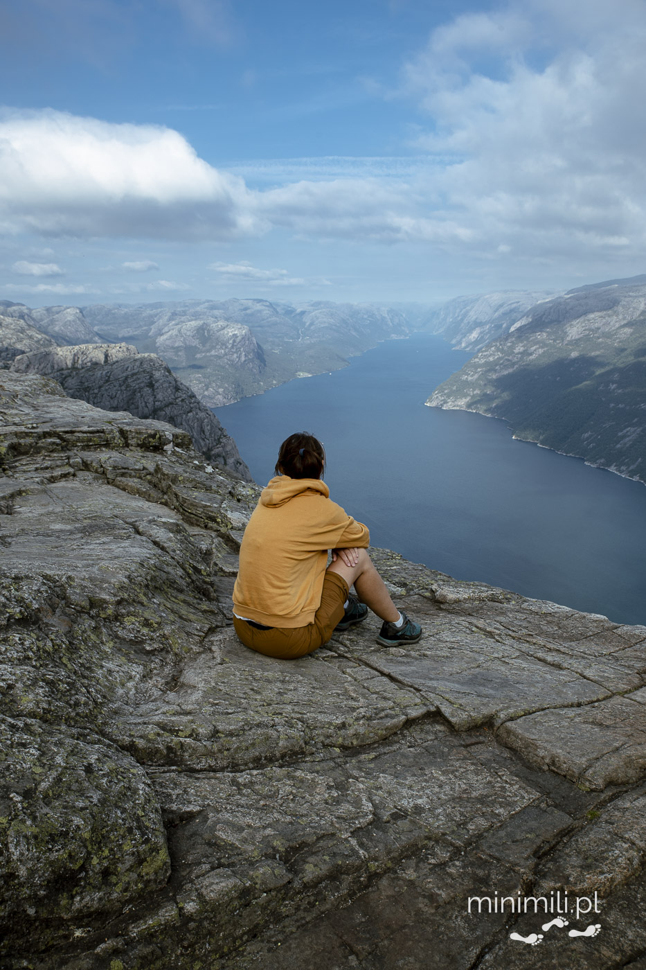 Autorka na krawędzi skały Preikestolen z widokiem na Lysefjord
