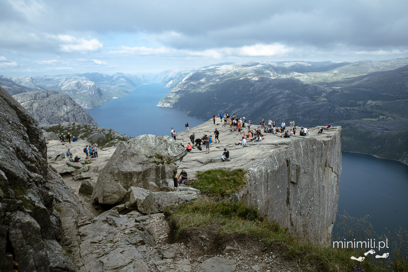 Turyści na klifie Preikestolen w Norwegii z widokiem na Lysefjord