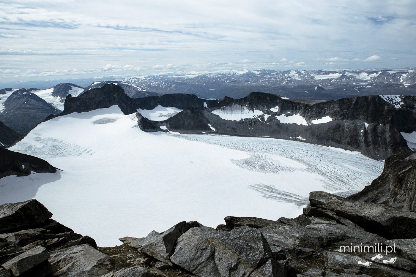 Widok z wierzchołka Galdhøpiggen na lodowiec i góry Jotunheimen