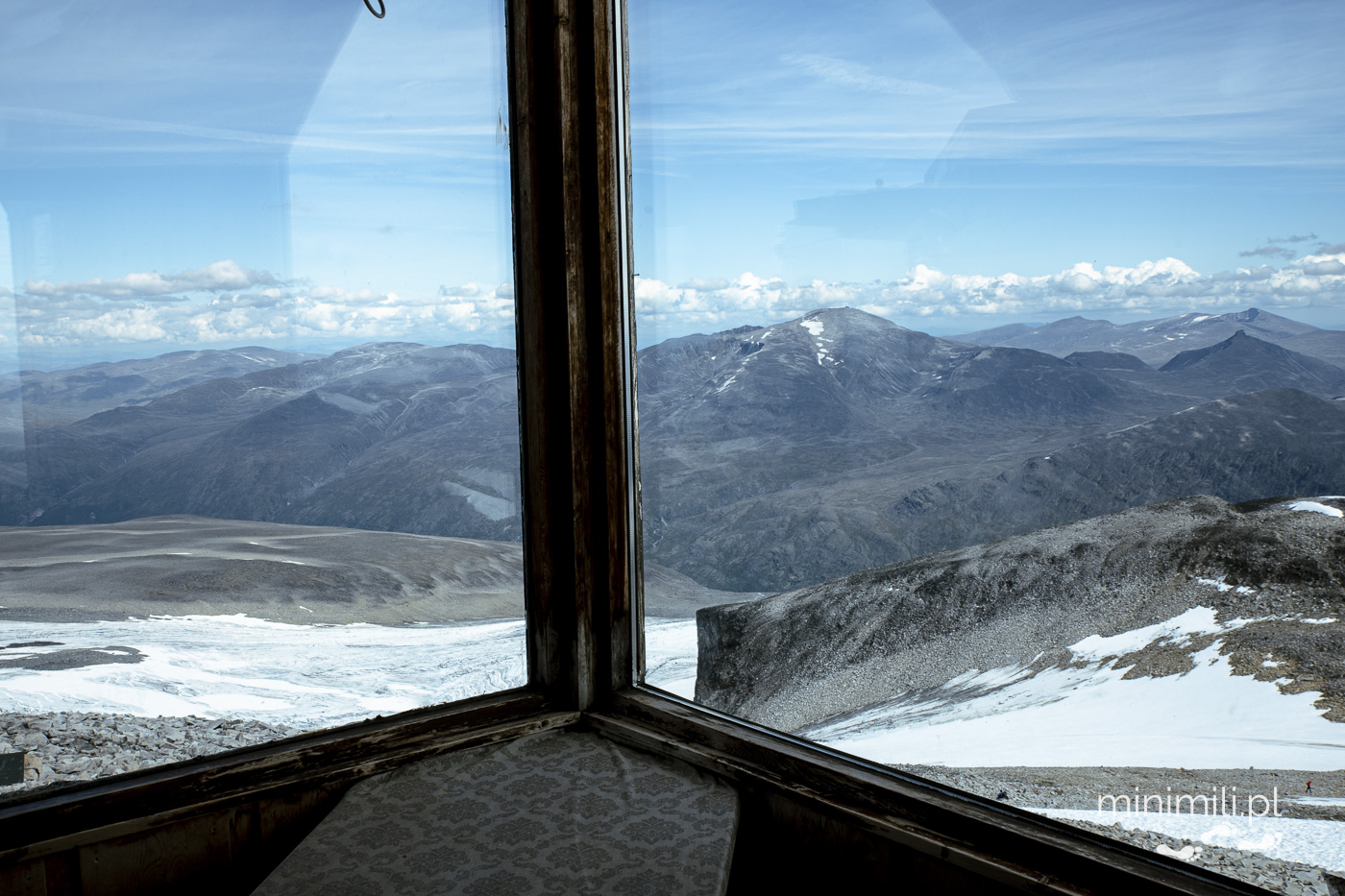 Widok z wnętrza schronu na panoramę gór Jotunheimen