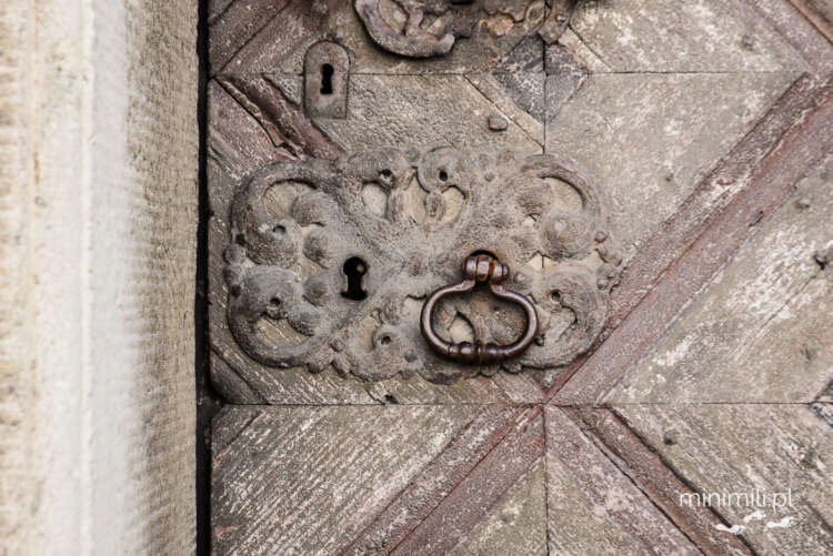 Zabytkowy budynek i stare drzwi w centrum Kalmaru