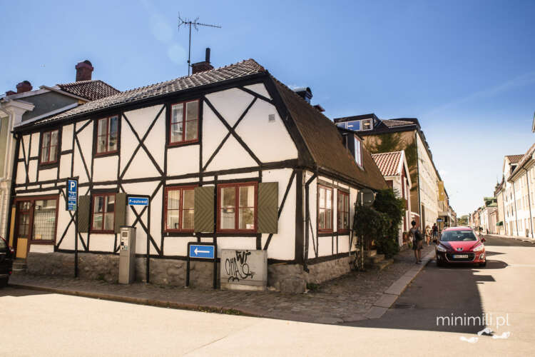 Ulica w Kalmarze z domem w stylu szachulcowym