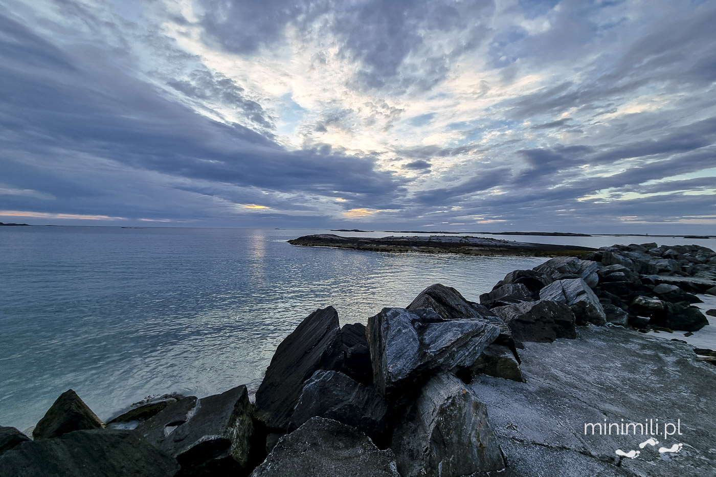 dramatyczne chmury nad oceanem przy Trasie Atlantyckiej, Norwegia