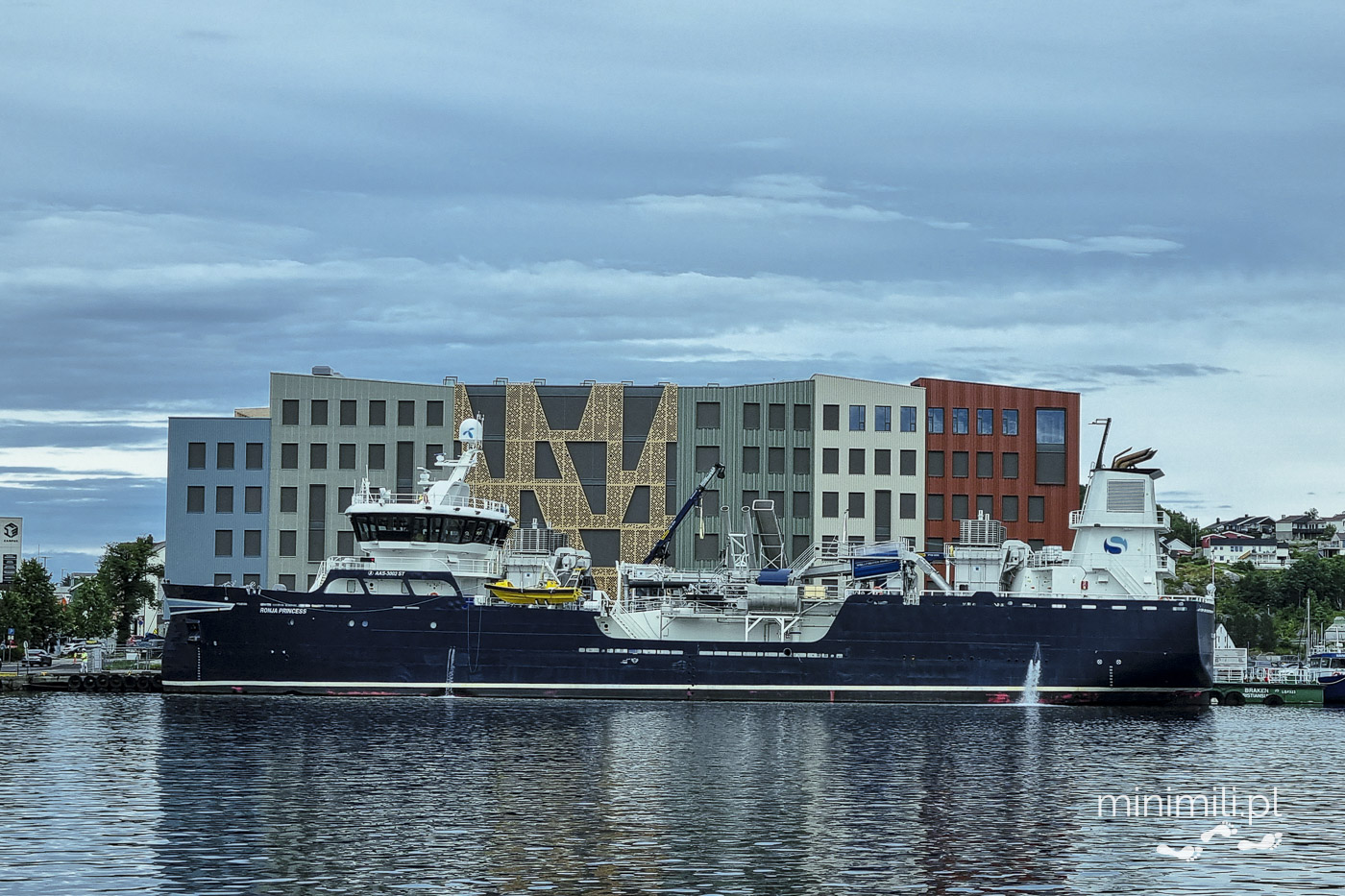 Statek przepływający w porcie norweskim w okolicach Kristiansund