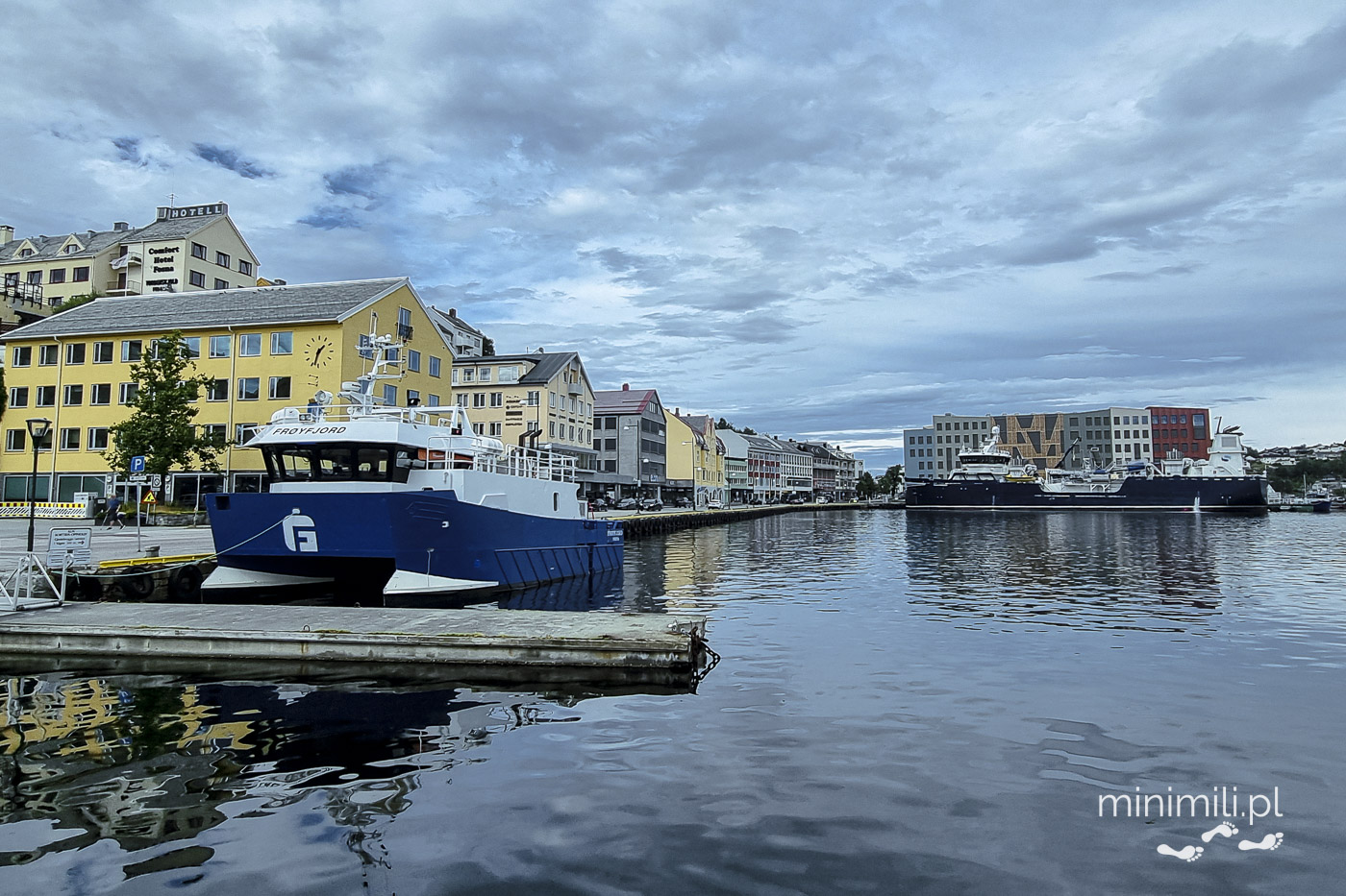 Łodzie i zabudowa portowa w Kristiansund