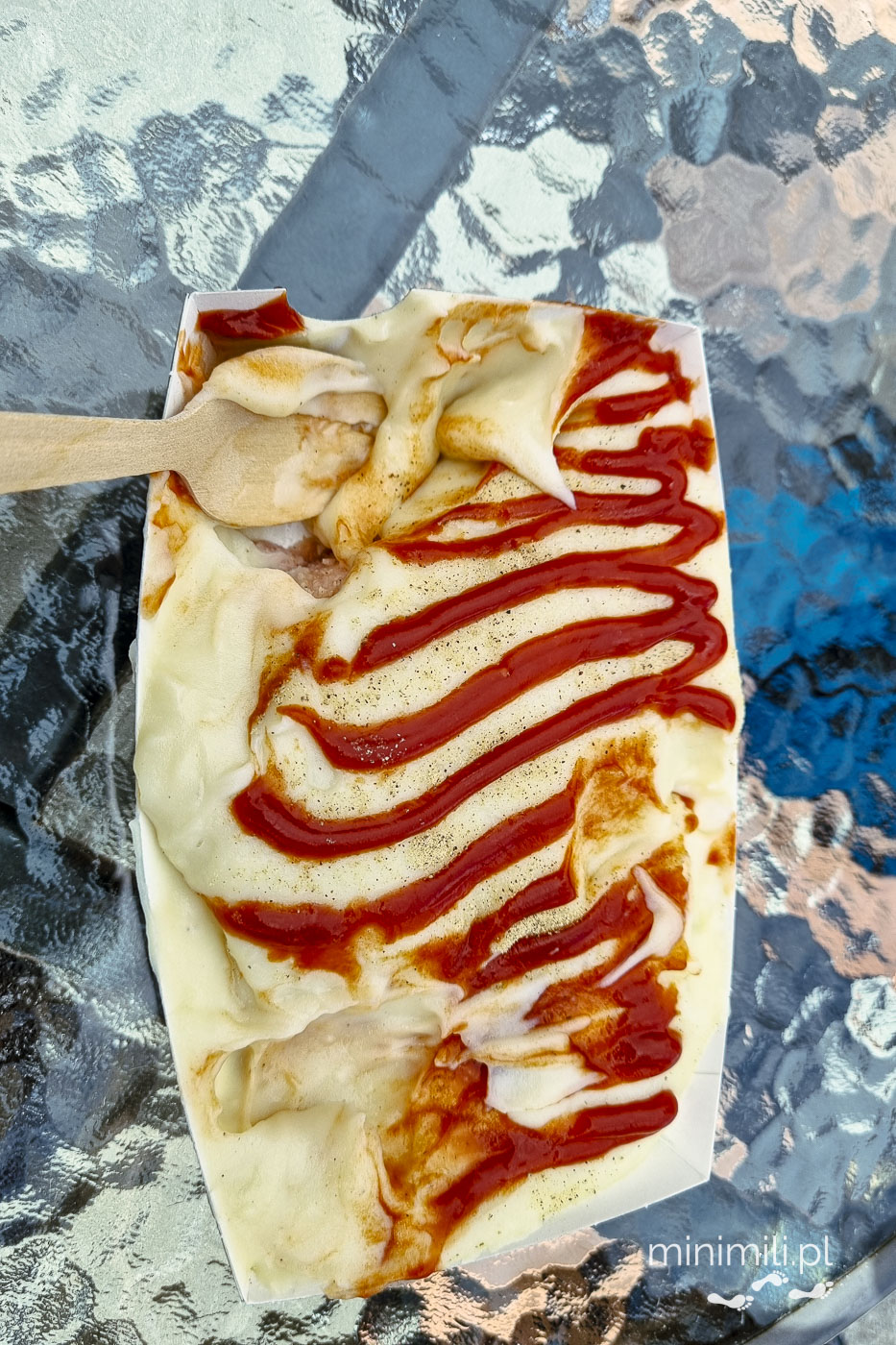 pølse med potetmos, tradycyjny norweski fast-food podawany z ketchupem