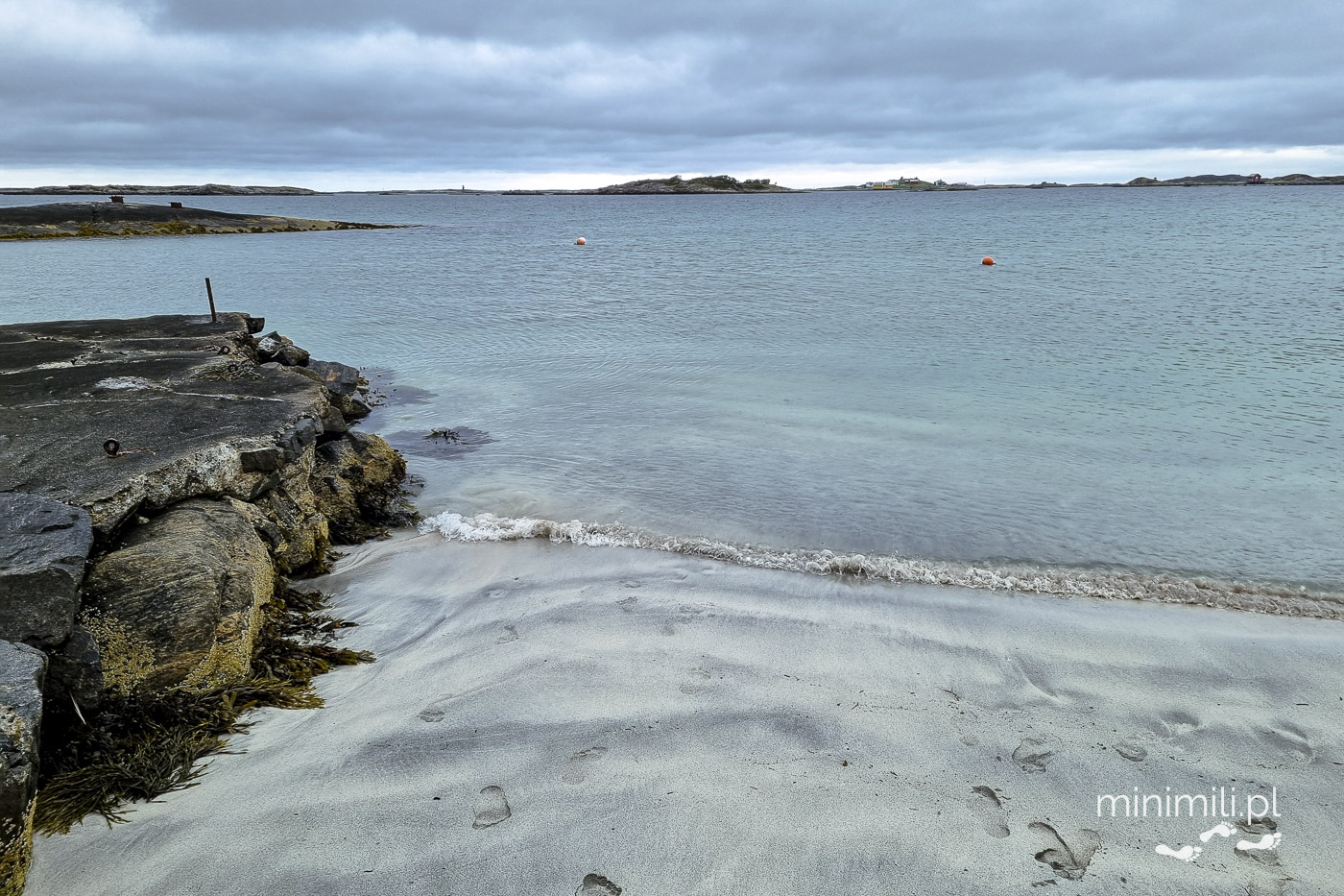 jasna plaża i skalisty brzeg tuż przy Trasie Atlantyckiej w Norwegii