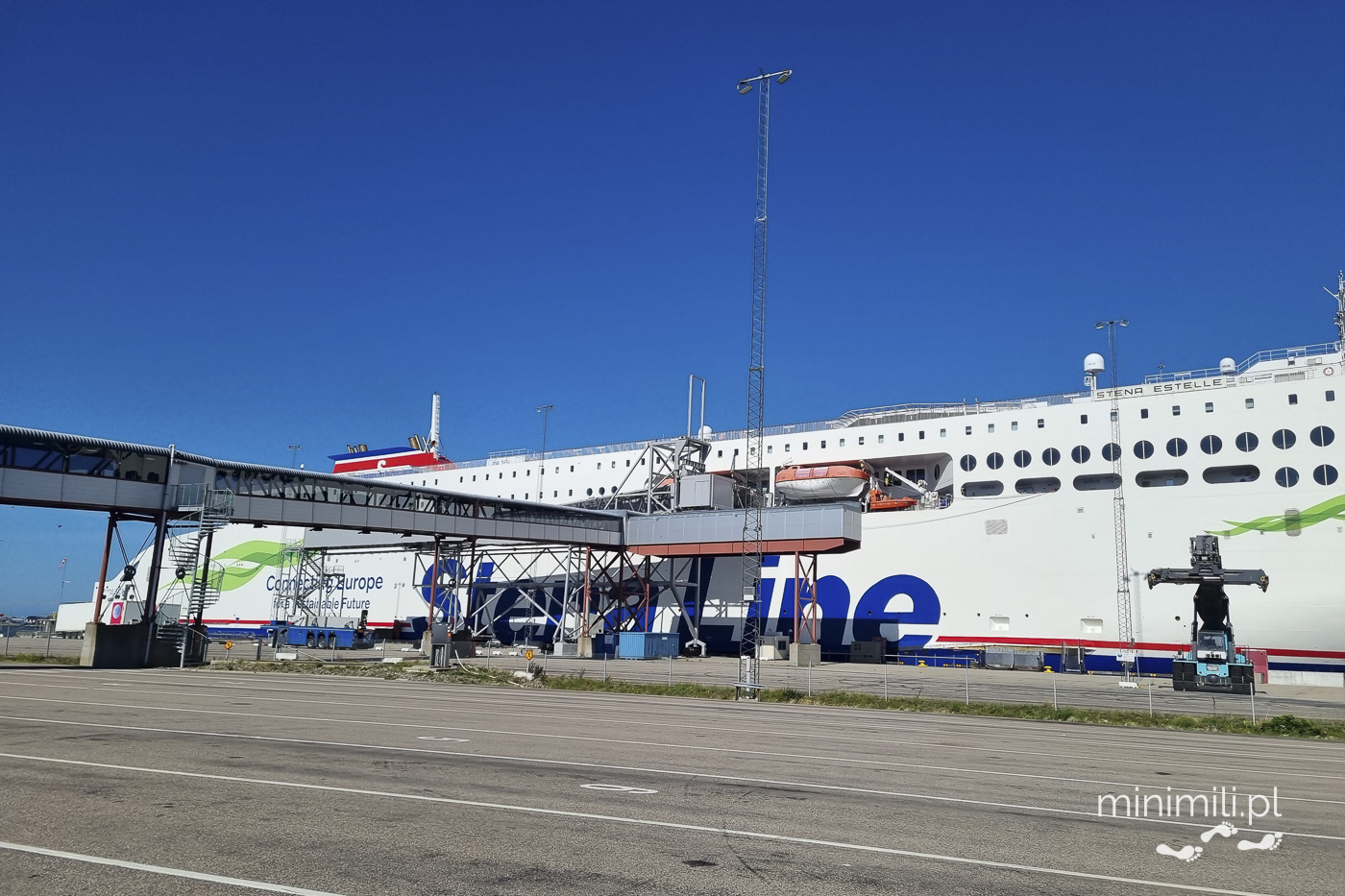 Prom gotowy do załadunku w porcie przed wypłynięciem