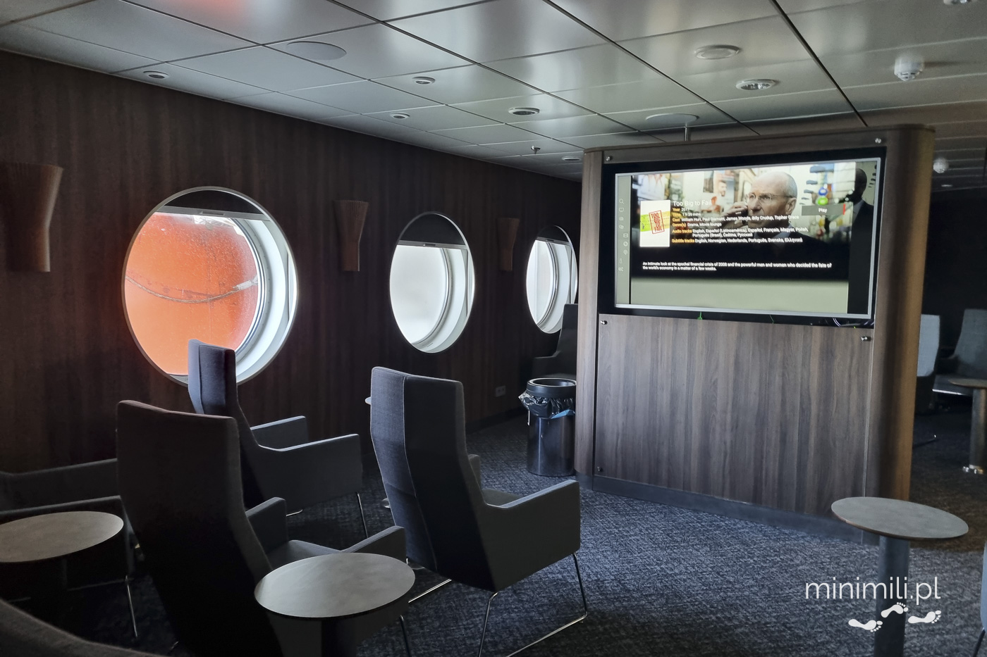 Pokój wypoczynkowy na promie z fotelami i dużym ekranem