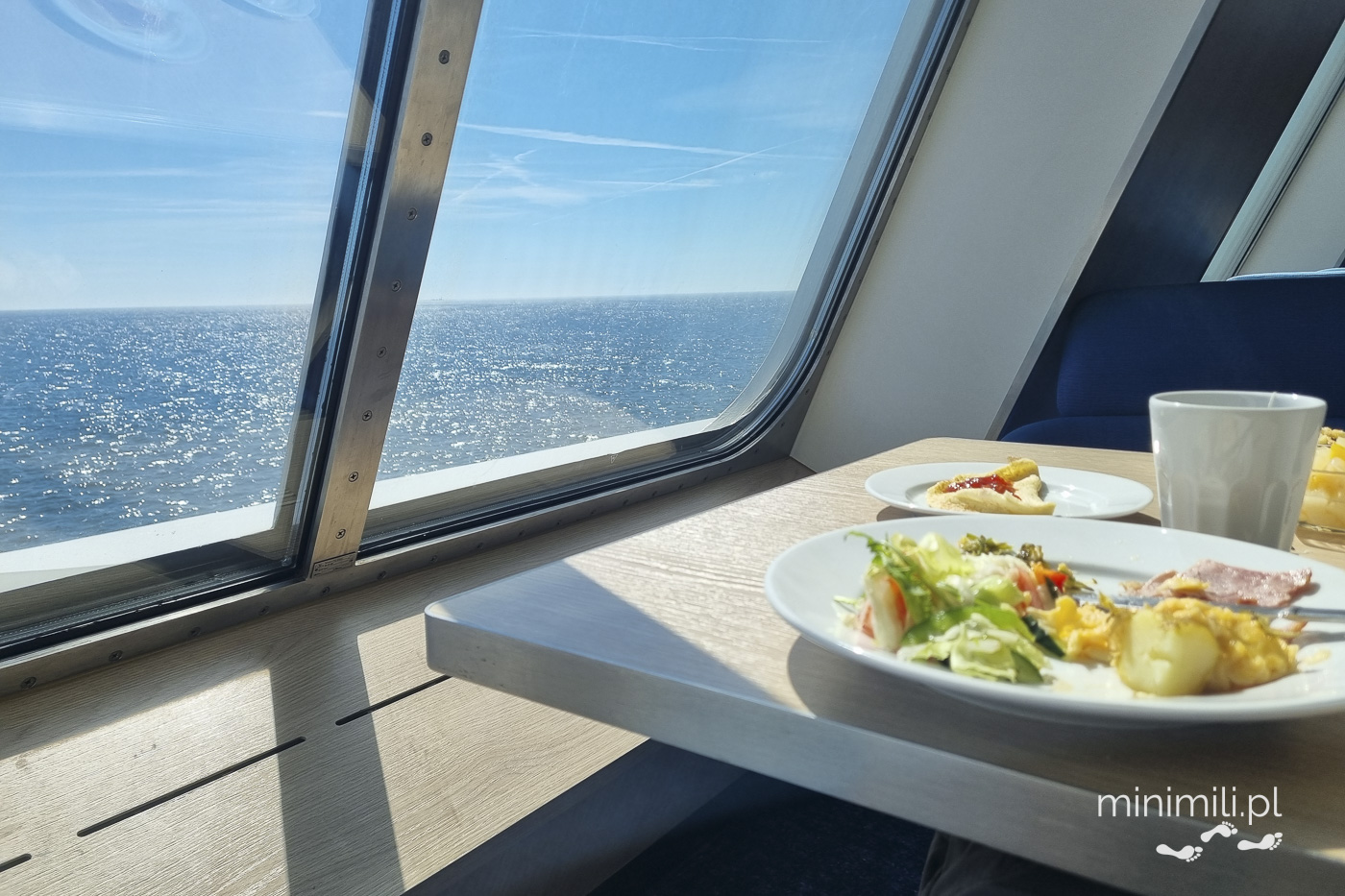 Posiłek na promie przy panoramicznym oknie z widokiem na morze