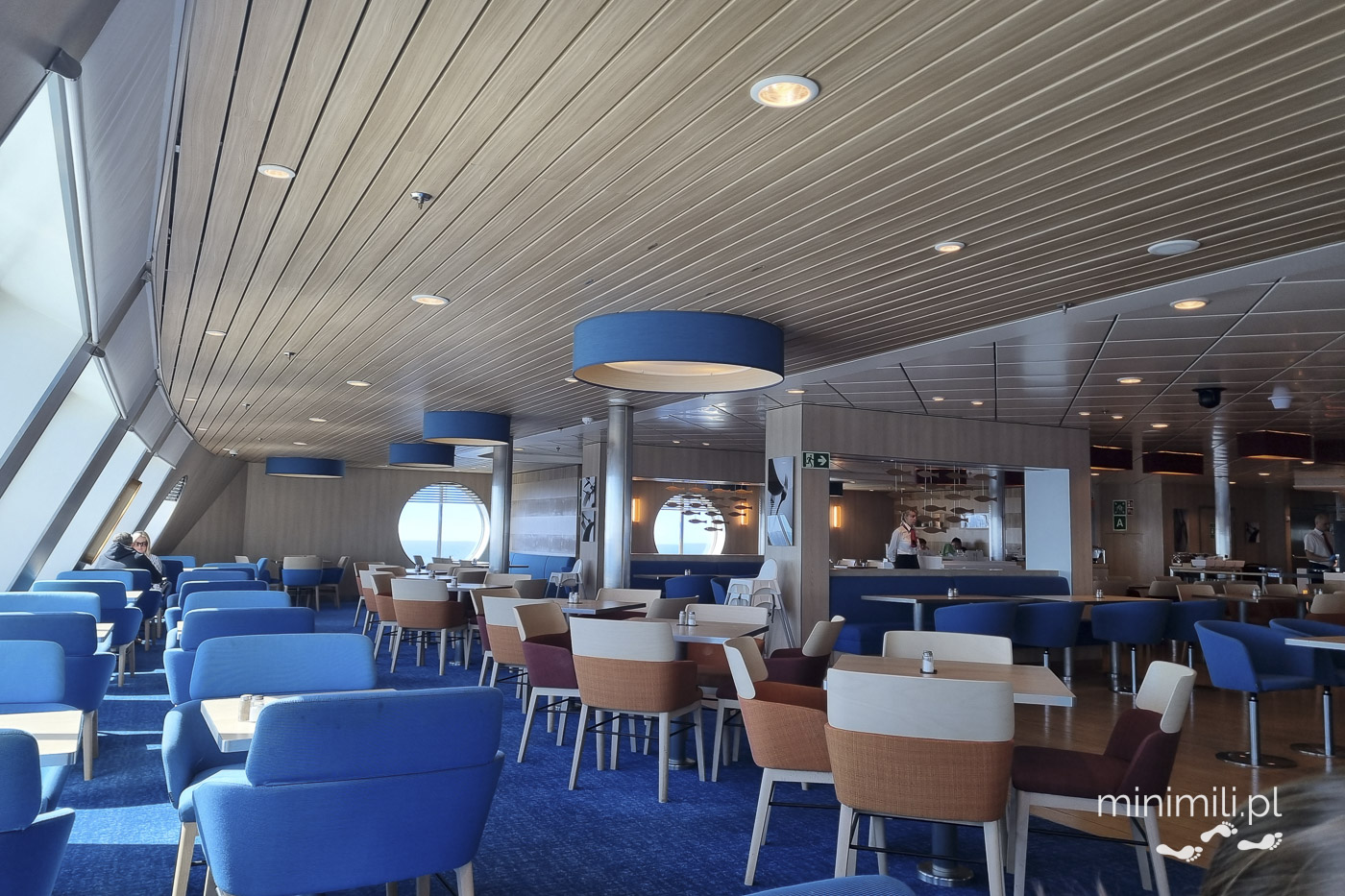 Przestrzeń restauracyjna lub lounge na promie z panoramicznymi oknami