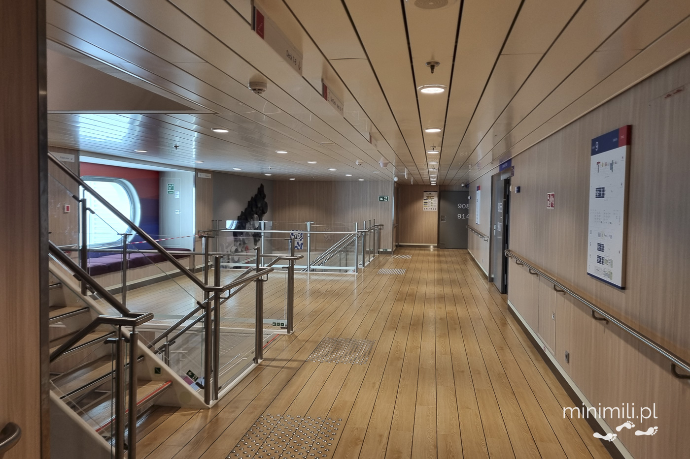 Korytarz główny we wnętrzu promu z wejściami do pomieszczeń pasażerskich