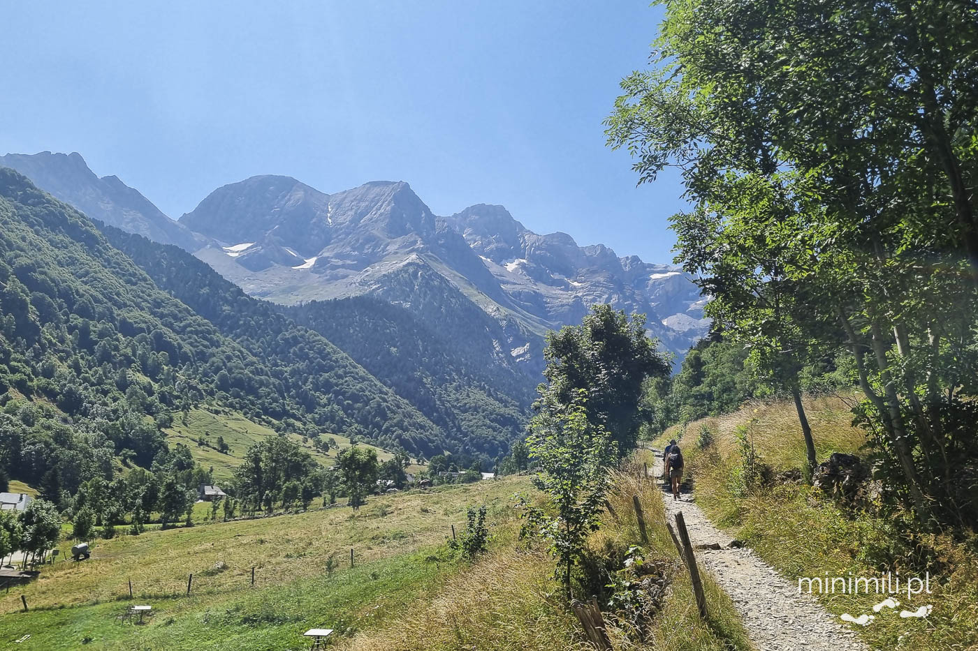 Panorama Pirenejów i doliny prowadzącej do Cirque de Gavarnie