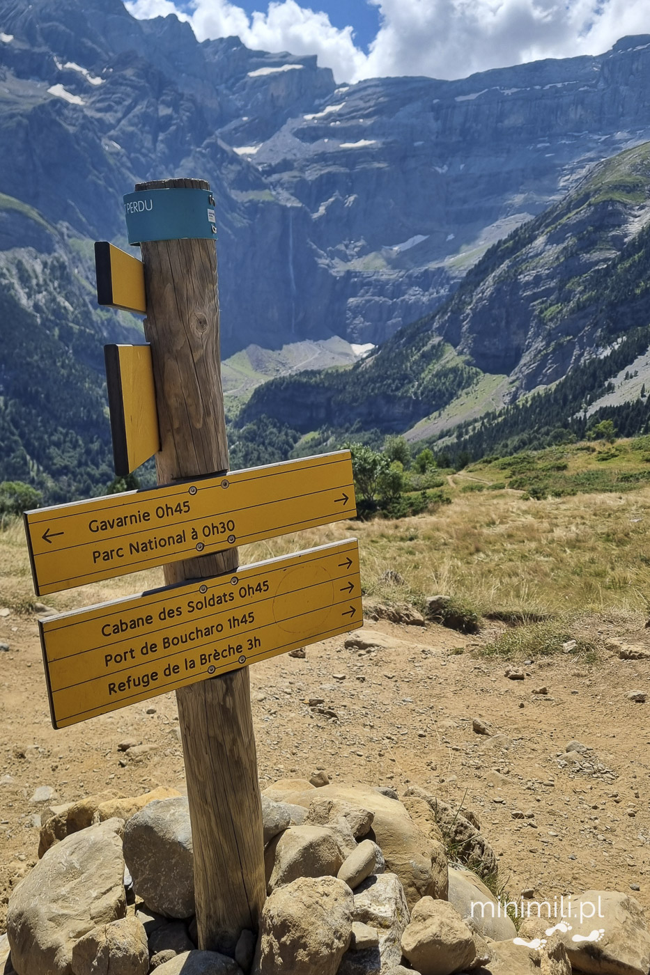 Drewniane drogowskazy na szlaku do Cirque de Gavarnie w Pirenejach