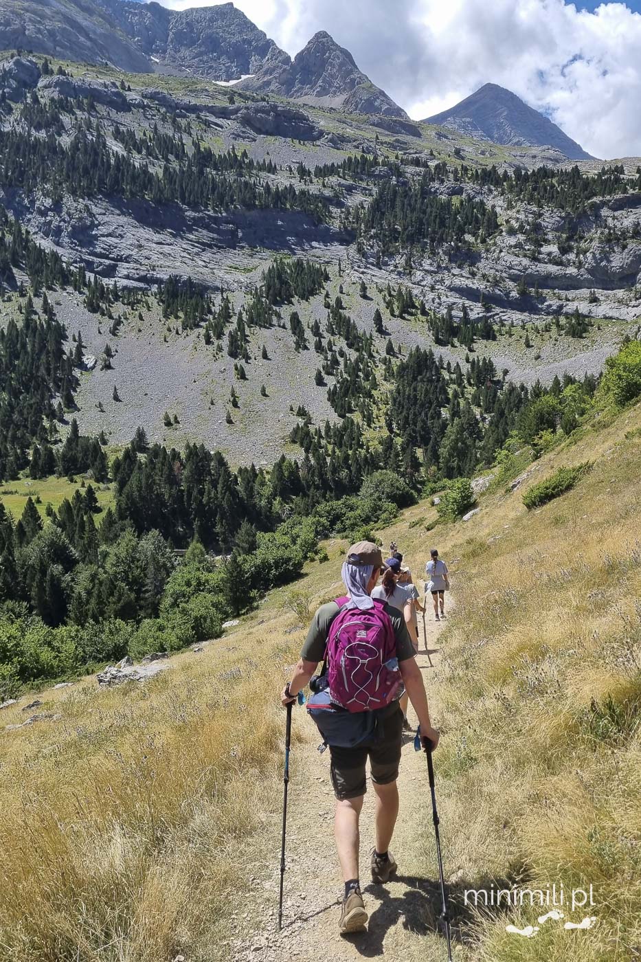 Turyści idący stromym szlakiem w Pirenejach w kierunku Cirque de Gavarnie