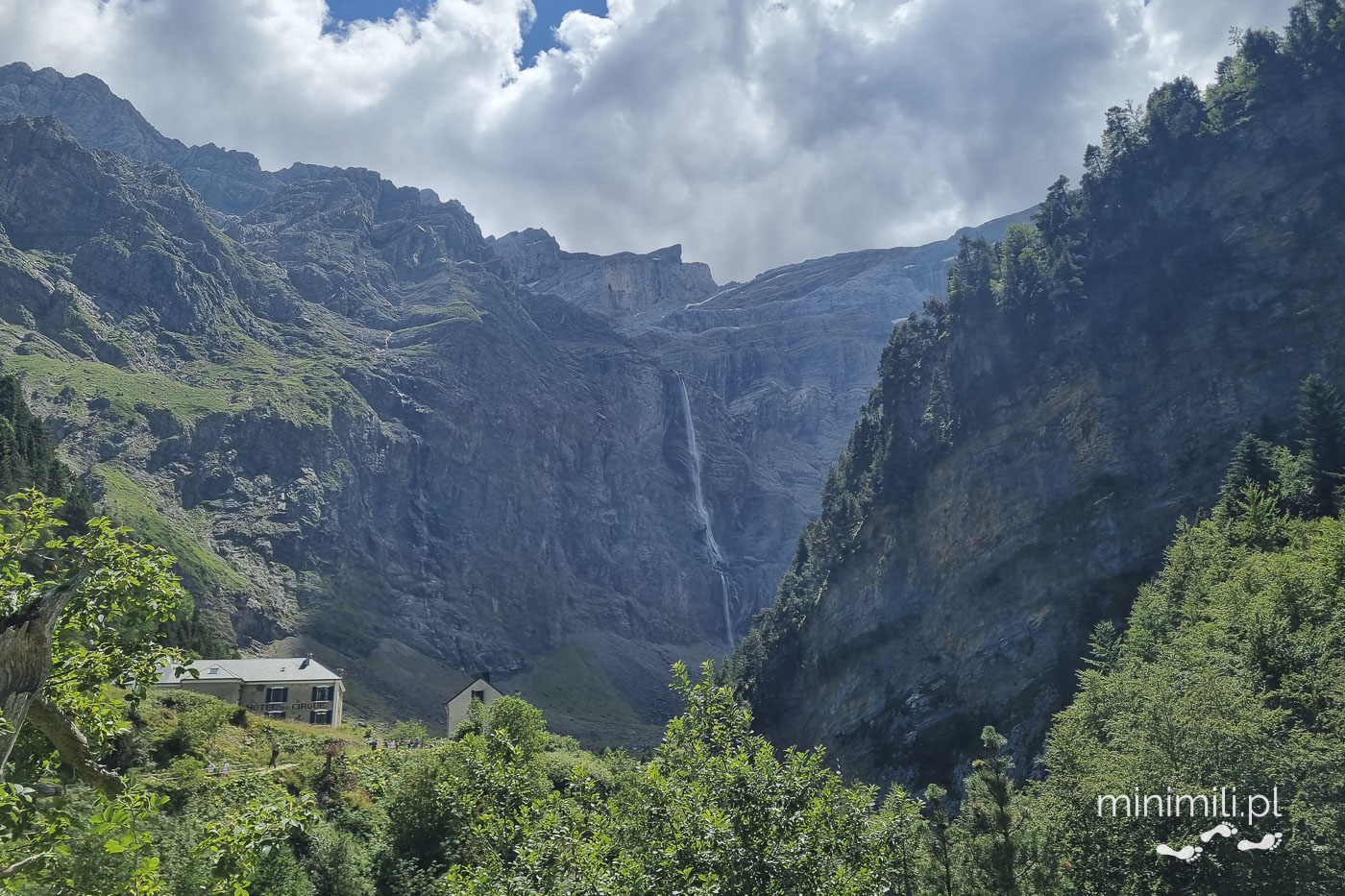 Miasteczko Gavarnie na tle monumentalnych ścian Cirque de Gavarnie